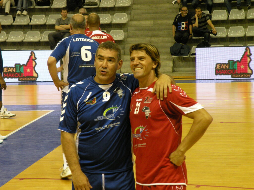 Gaël Monthurel avec Grégory Coupet lors du match exhibition des Barjots en juin 2012