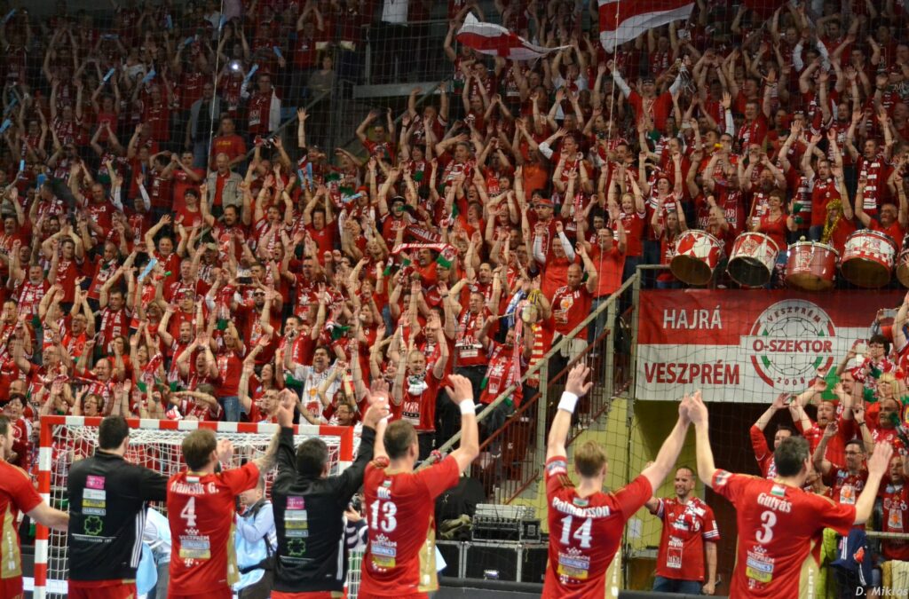 Les joueurs de Veszprém fêtent avec leur public la qualification pour le Final4 de Cologne 2016.