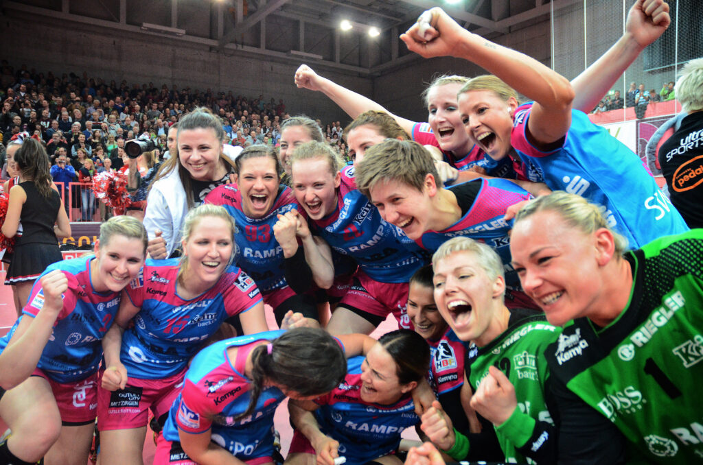 Die TusSies Metzingen feiern den Final einzug ins EHF Finale , Foto: Eibner
