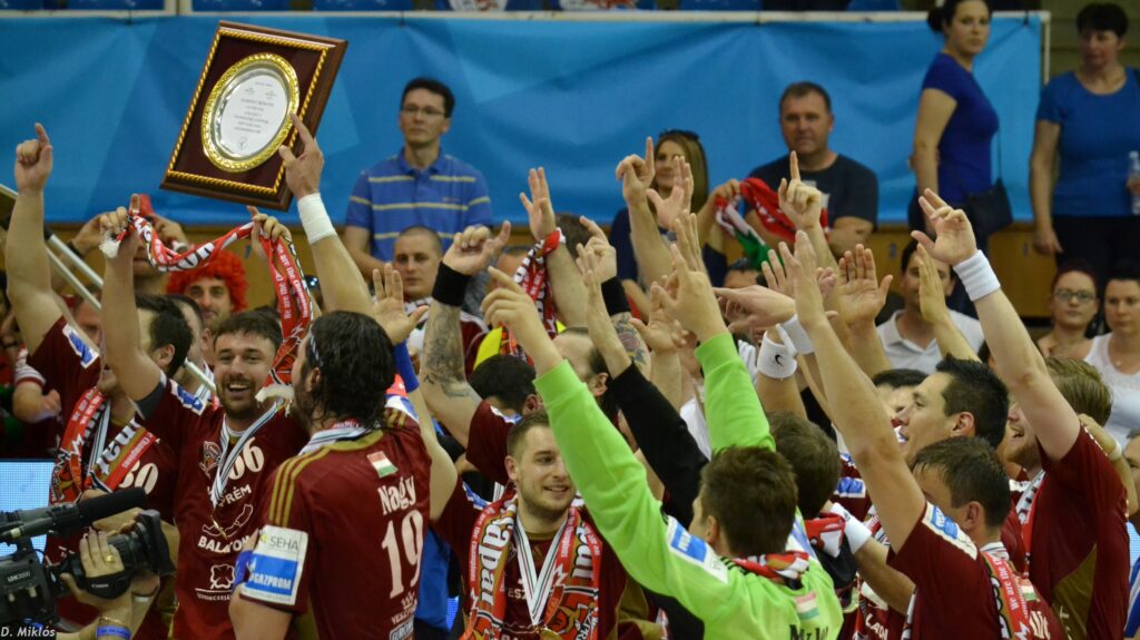 Les joueurs de Veszprém fêtant le 24ème titre de l'histoire du club sur le terrain de Szeged.