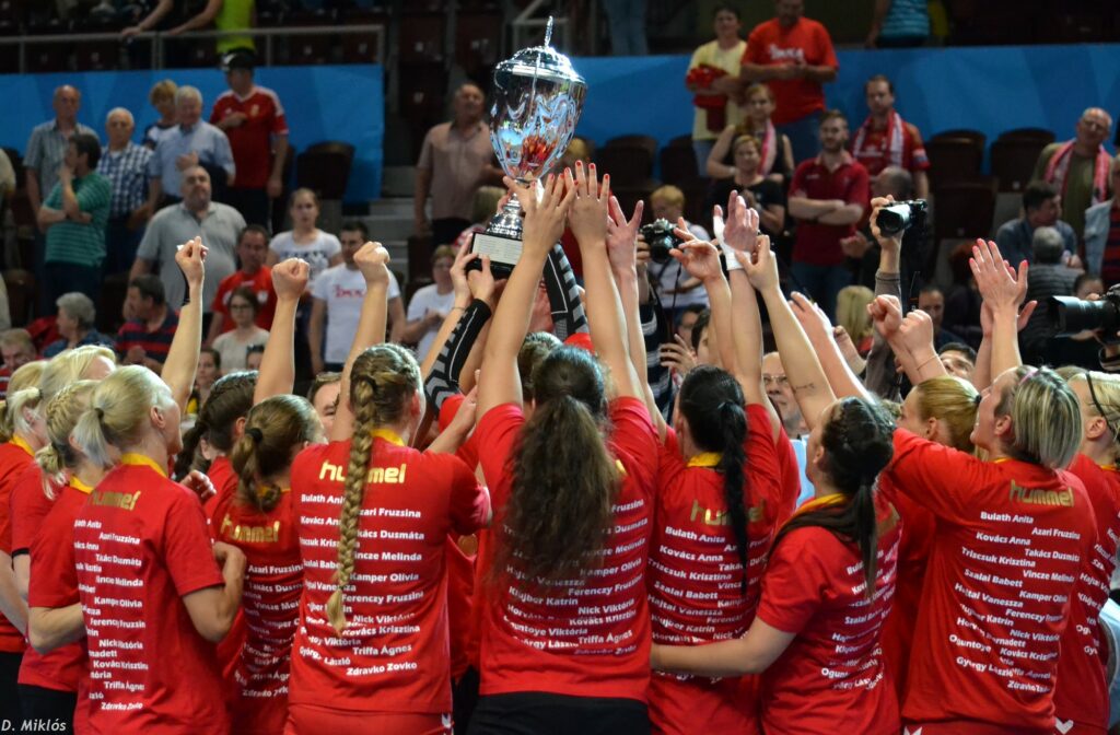 Les joueuses de Dunaújváros brandissent le trophée de la Coupe EHF 2016.