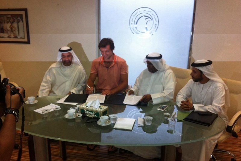 Klemen Cehte signant son contrat avec les représentants d'Al Shabab