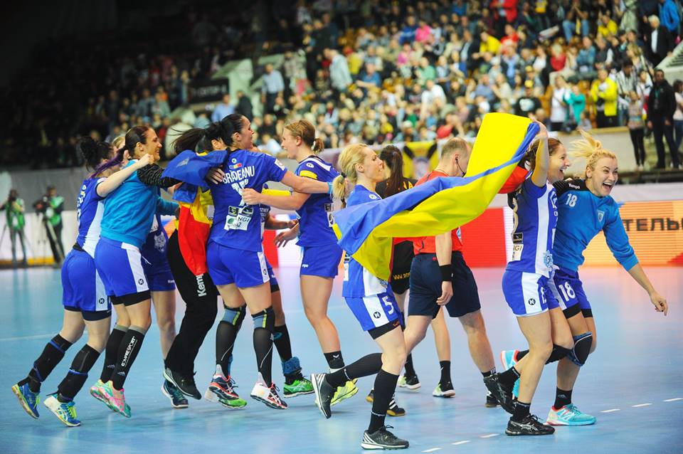Munies de drapeaux roumains, les joueuses du CSM București célèbrent leur ticket pour leur premier Final4 sur le terrain de Rostov-Don. (Photo : facebook.com/ehf.champions.league)